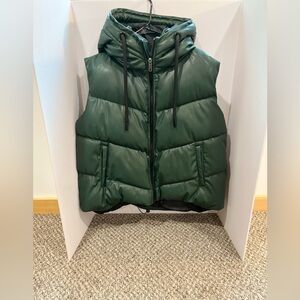 Don’t be Green with envy! 💚This Green Puffer vest is still available! 😁